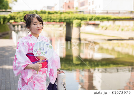 博多の街を散策する女性 31672979