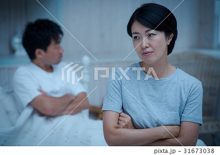 寝室で悩む40代の夫婦 31673038