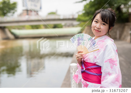 博多の街を散策する女性 31673207