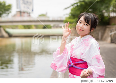 博多の街を散策する女性 31673209