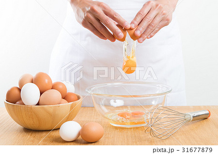 卵を割るの写真素材