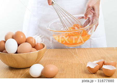 卵をかき混ぜるの写真素材