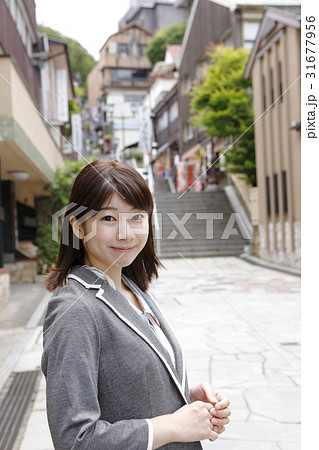 伊香保を楽しむ若い女性（ビジネスウーマン風） 31677956