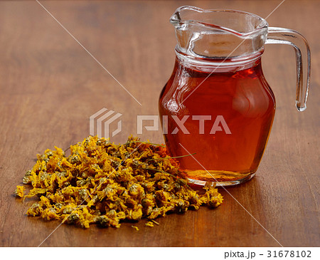 sweet chrysanthemum tea on glass with dry leaf 31678102