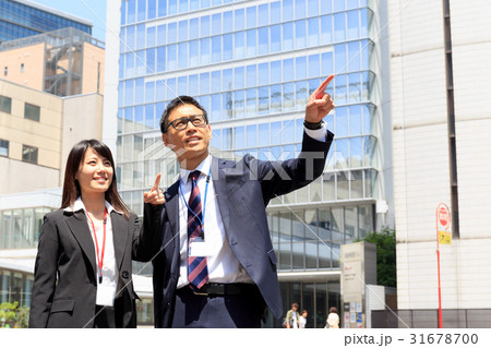 ビジネスイメージ　外回りをするビジネスマンとビジネスウーマン　 31678700