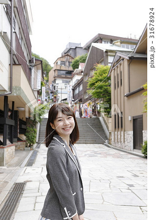 伊香保を楽しむ若い女性(ビジネスウーマン風) 伊香保を楽しむ若い女性(ビジネスウーマン風) 31678924