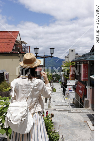 伊香保を楽しむ若い女性 伊香保を楽しむ若い女性 31678967