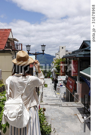 伊香保を楽しむ若い女性 31678968