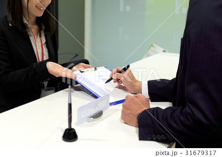 ビジネスイメージ　受付をするビジネスマン 31679317