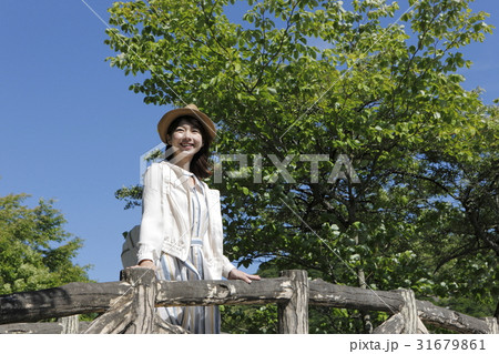 観光を楽しむ若い女性 31679861