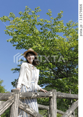 観光を楽しむ若い女性 観光を楽しむ若い女性 31679866