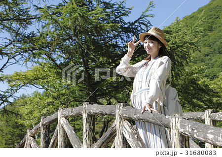 観光を楽しむ若い女性 観光を楽しむ若い女性 31680083