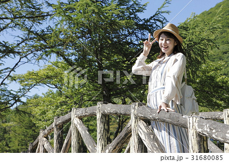 観光を楽しむ若い女性 31680085