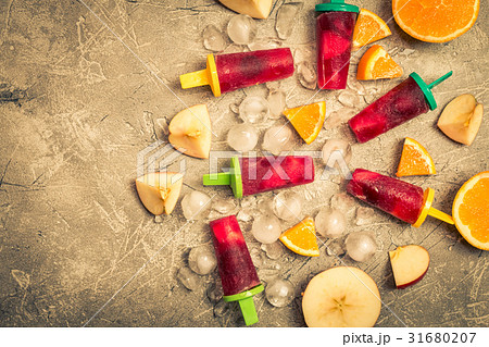 Sangria popsicles with fruits 31680207