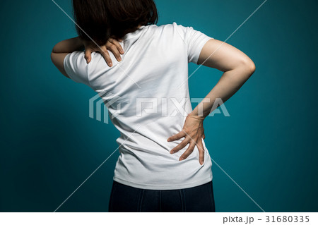 腰痛の女性 31680335
