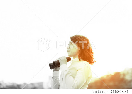双眼鏡を持つ女性 双眼鏡を持つ女性 31680371