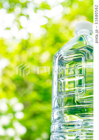 ペットボトルの水 ペットボトルの水 31680562