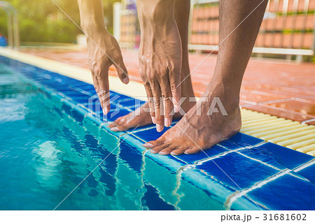 close up of man preparing to jump in swimming pool 31681602