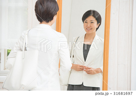 身なりを整える女性 身なりを整える女性 31681697