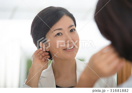 身なりを整える女性 31681882