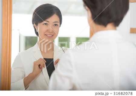 身なりを整える女性 31682078