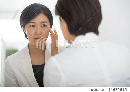 小じわを気にする女性 31682616