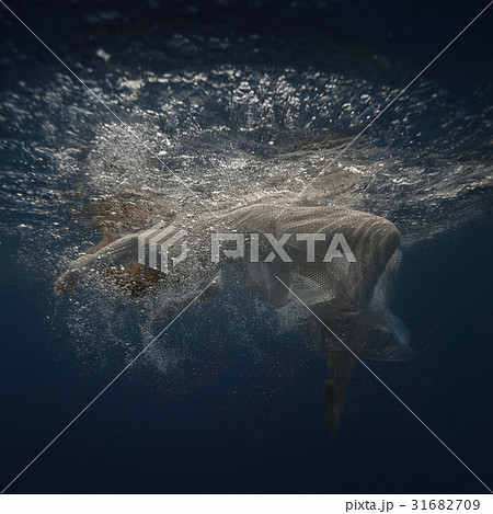 Girl in white dress underwater Girl in white dress underwater 31682709