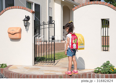 家に帰る小学生 家に帰る小学生 31682824
