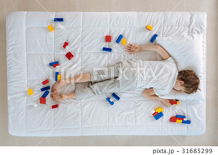 Nice blonde child being surrounded by meccano 31685299