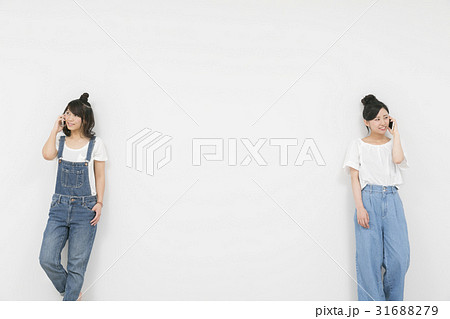 スマートフォンと女性2人 スマートフォンと女性2人 31688279