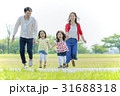 公園を走る4人家族 31688318