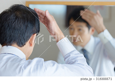 生え際を気にする男性イメージ 31688871