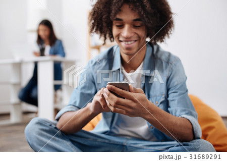 Positive talkative guy chatting with his friends Positive talkative guy chatting with his friends 31689291