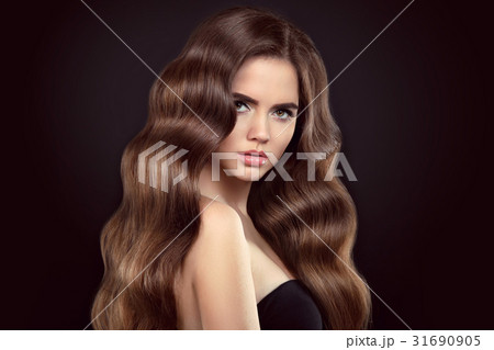 Healthy hair. Brunette girl portrait with long 31690905