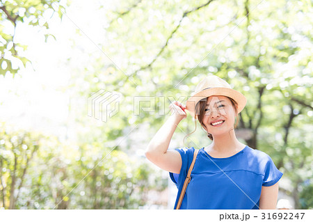 夏 女性 屋外ポートレート 31692247