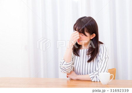 疲れ目 眼精疲労 目が痛い ネガティブイメージ 体調不良 女性 ポートレート 20代 30代 疲れ目 眼精疲労 目が痛い ネガティブイメージ 体調不良 女性 ポートレート 20代 30代 31692339