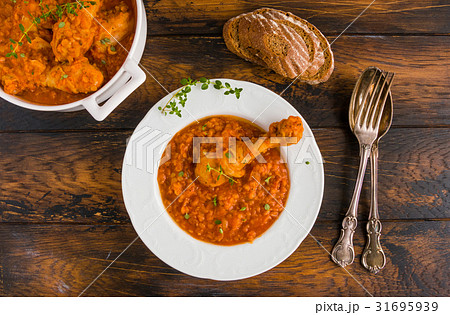 Chicken drumsticks braised with red lentil 31695939
