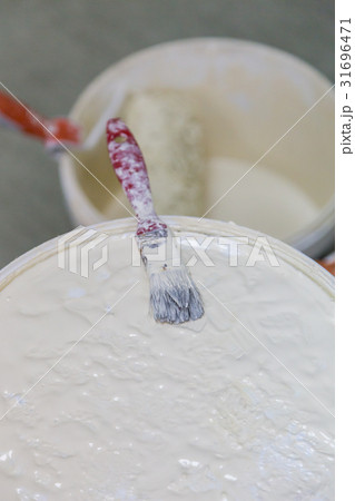 cover of can with white paint brush for painting cover of can with white paint brush for painting 31696471