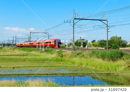 赤色の特急列車と田園風景 31697420