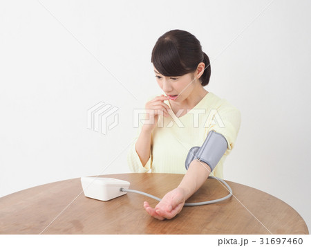 血圧を測って驚く女性 31697460