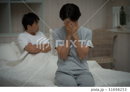 寝室で悩む40代の夫婦 寝室で悩む40代の夫婦 31698253