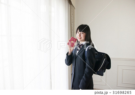 中学生 制服 パスポート カバン 部屋 中学生 制服 パスポート カバン 部屋 31698265