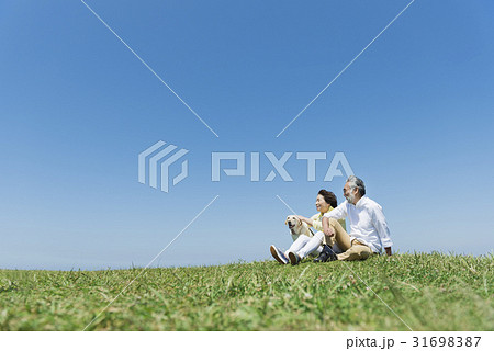 シニア夫婦と犬　草原と青空 31698387
