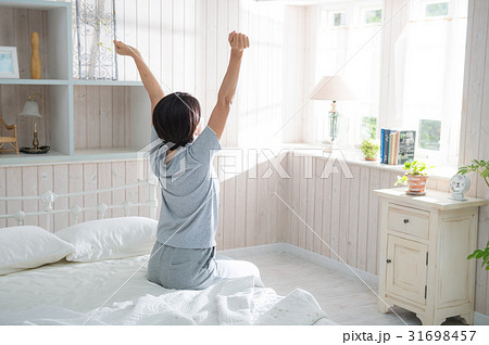 起床する女性 後ろ姿 起床する女性 後ろ姿 31698457