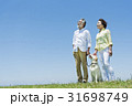 シニア夫婦と犬　草原と青空 31698749