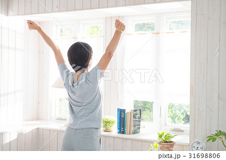 起床する女性 後ろ姿 起床する女性 後ろ姿 31698806