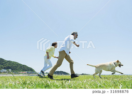 シニア夫婦と犬 走る シニア夫婦と犬 走る 31698876