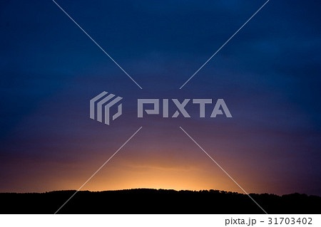 夕焼け 森 自然 31703402