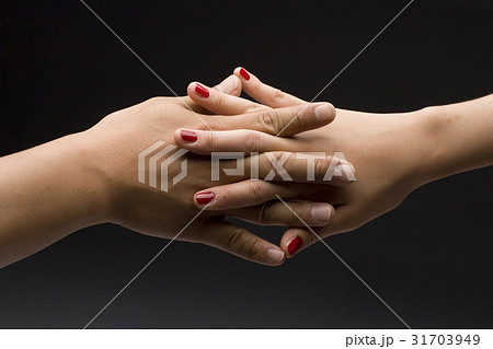 共感 ポッド 手を組む 31703949