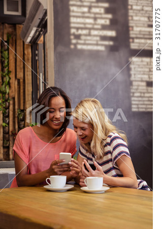Friends using smartphones 31707775